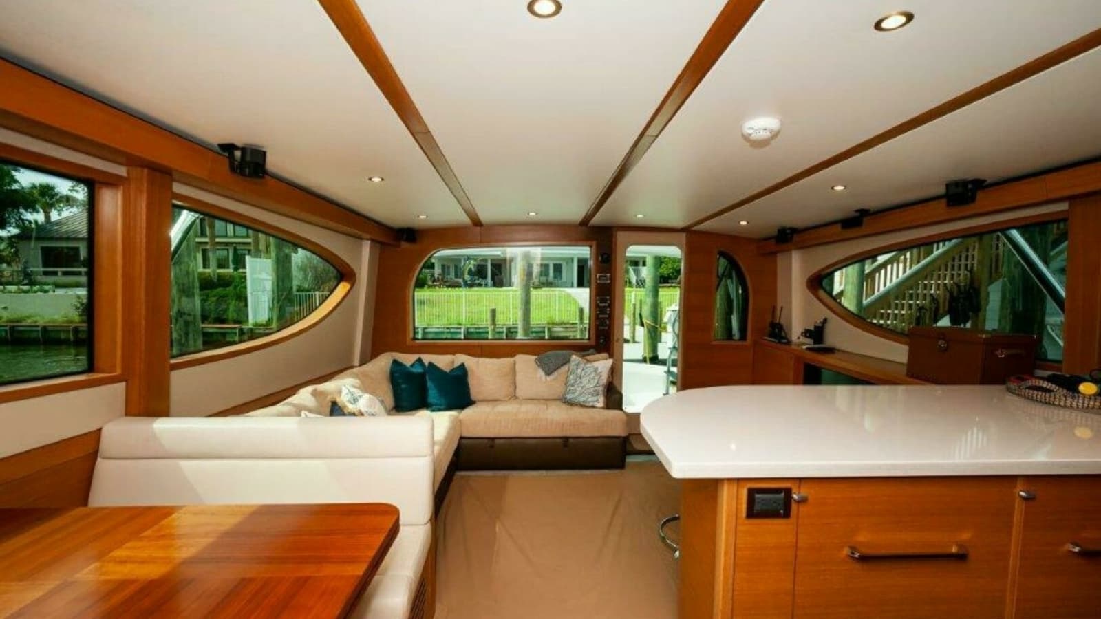 2016 Hatteras GT60 KNOT ON CALL Salon