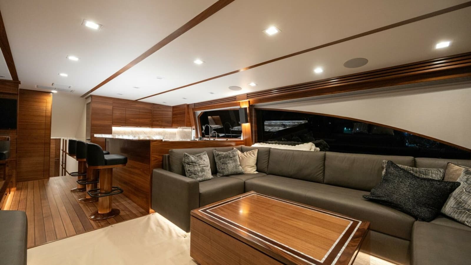 2025 82 Viking Convertible Boujie Salon (1)