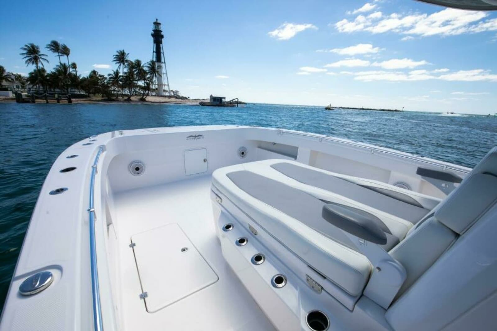Invincible 35 Emanon - Exterior Bow