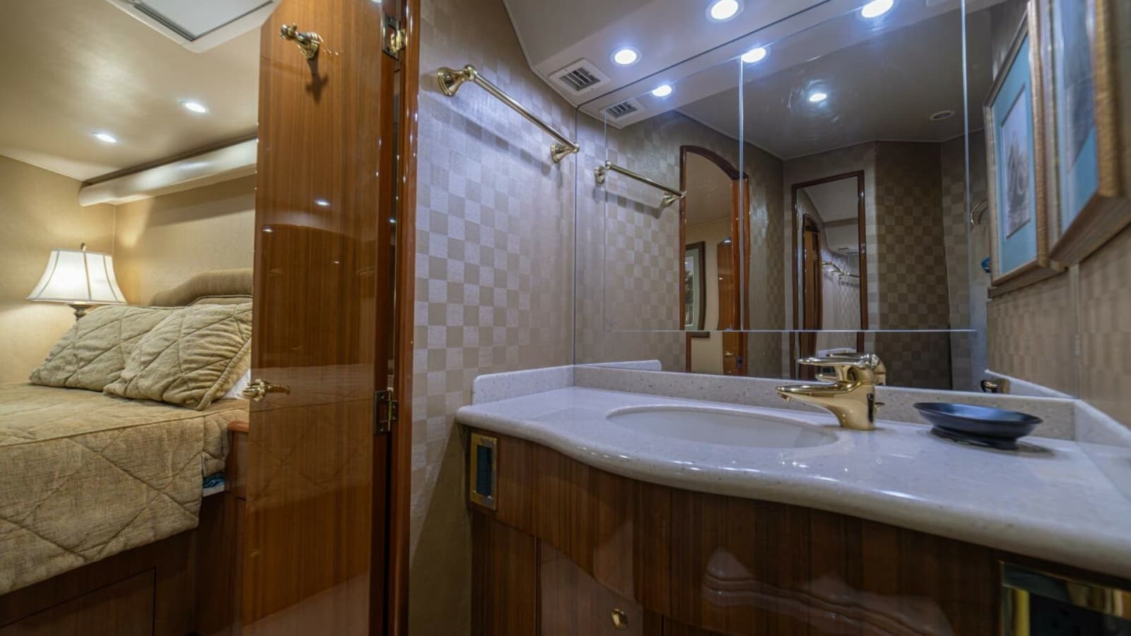 2006 Viking 56 "Scandaloso"