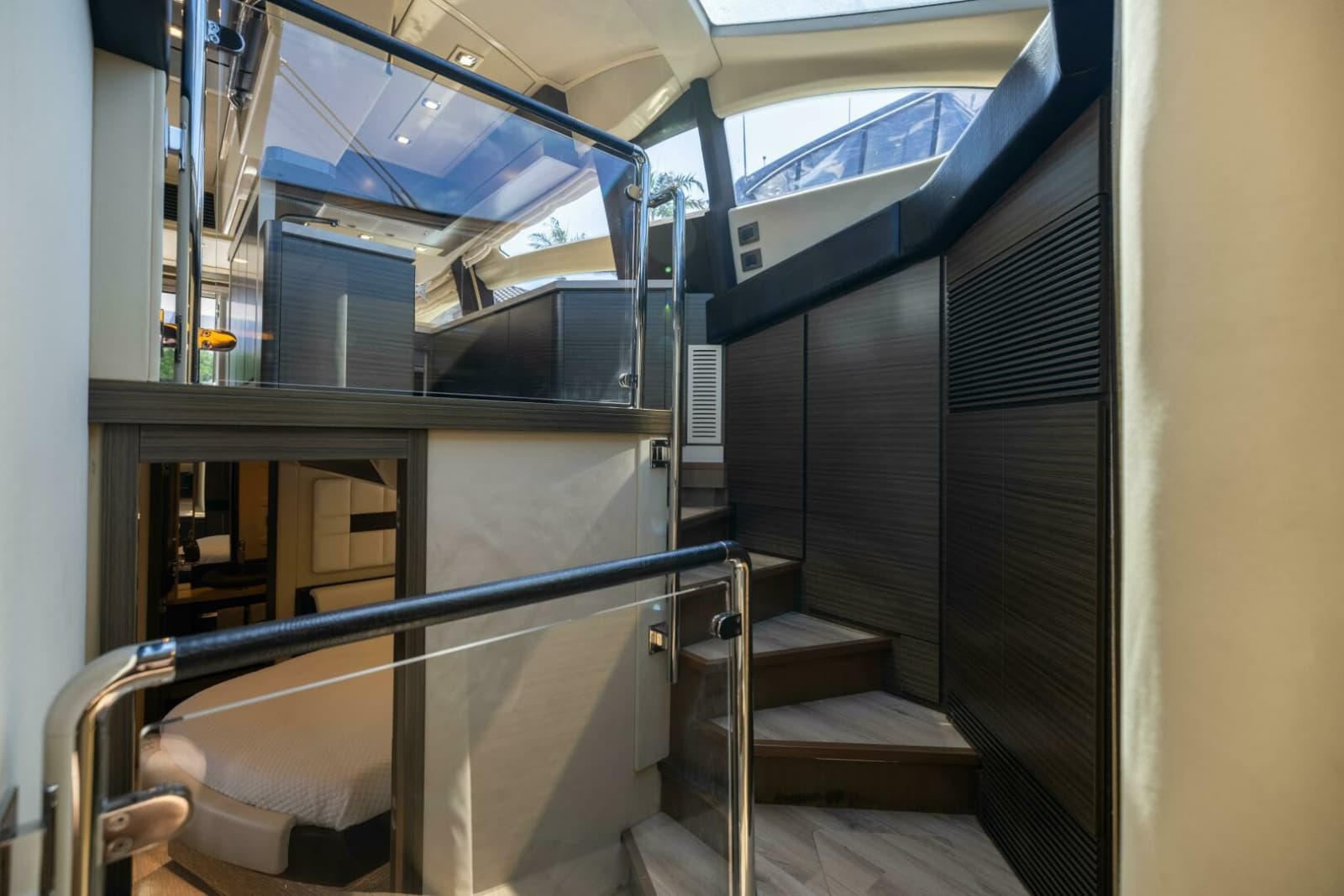 Azimut 64 A/Sea - Interior Companionway