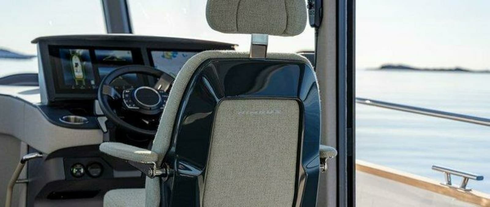 Nimbus 495 Flybridge Helm