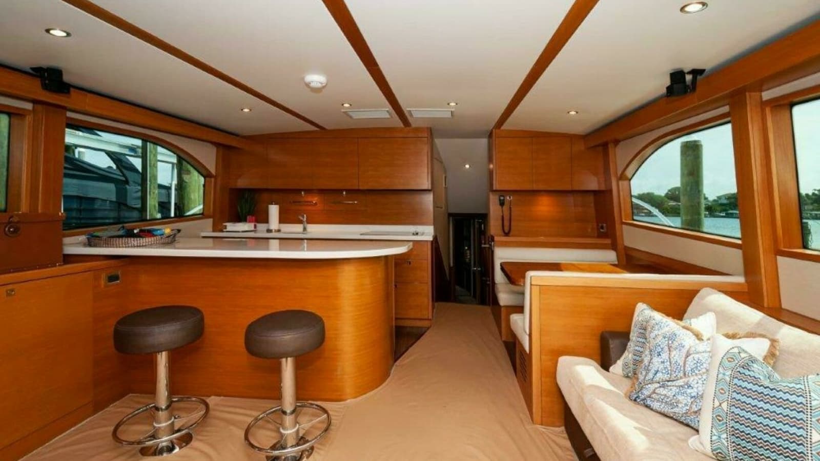 2016 Hatteras GT60 KNOT ON CALL Salon 4