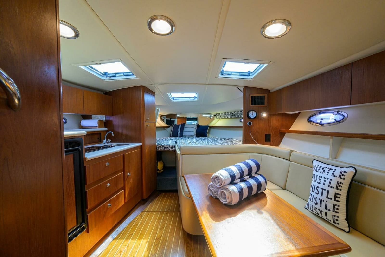 Tiara 3100 LE Black Jack - Cabin