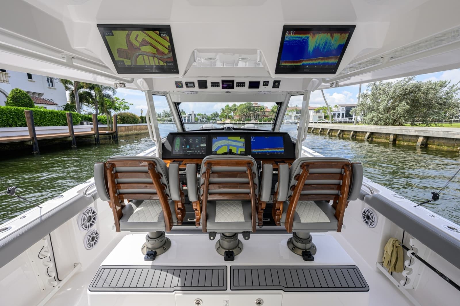Everglades 45 GALLANT LADY - Helm Seating