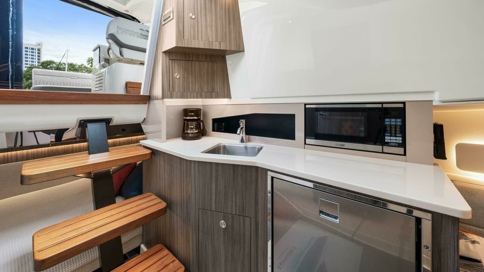 2022 Sea Ray 370 OB