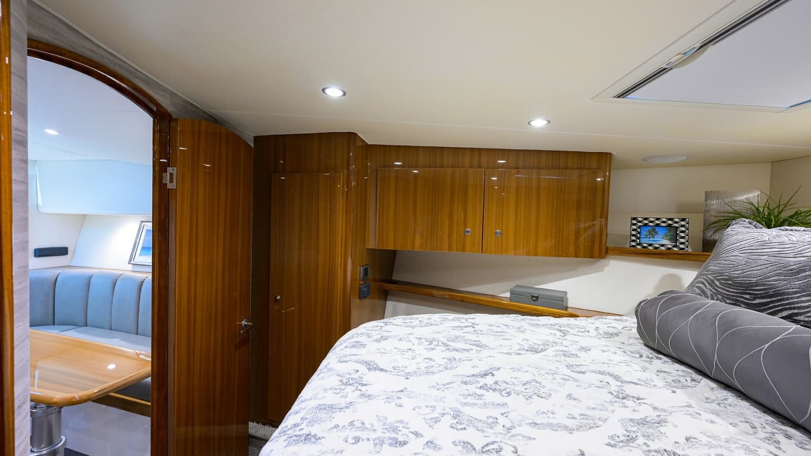 44_viking_reelaxin_master_stateroom_03