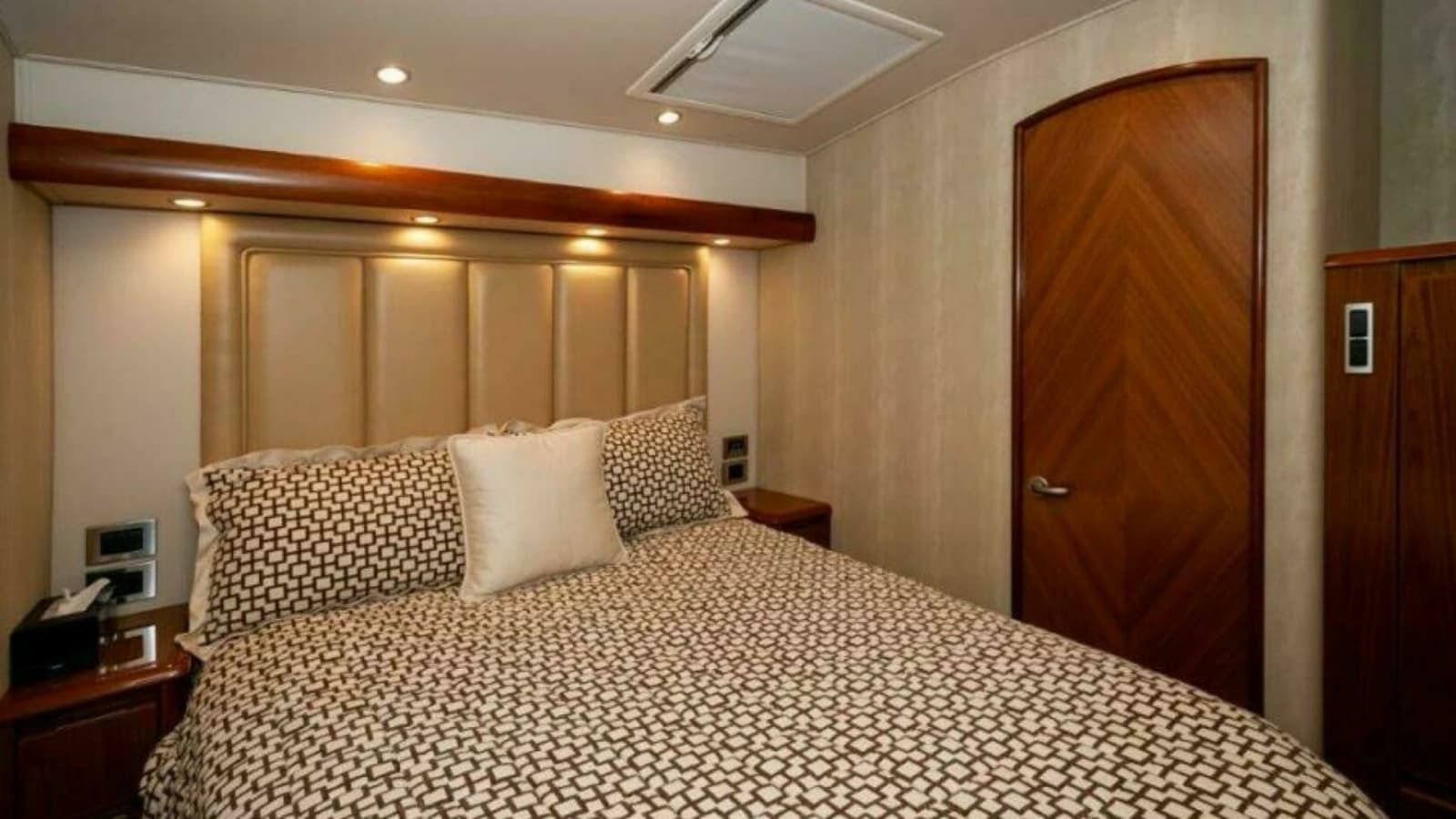 2012 76 Viking Sky Bridge Barefoot Drive VIP Stateroom (1)
