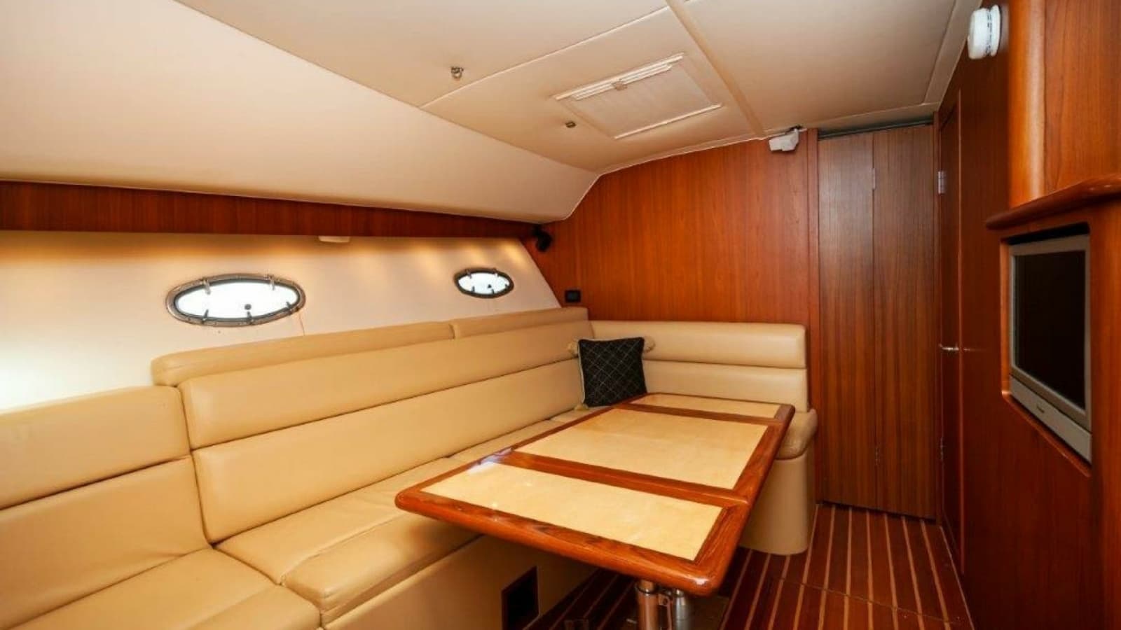 2003 Tiara Yachts 4200 Open Kingfisher Salon