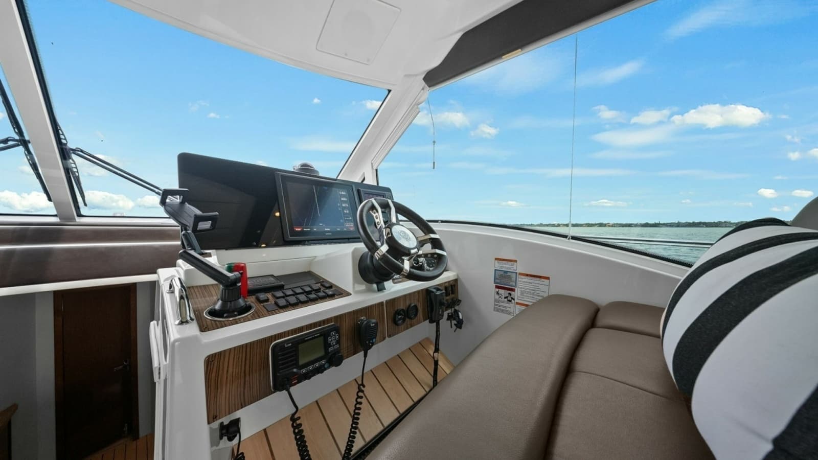 2014 Cruisers Yachts 48 Cantius
