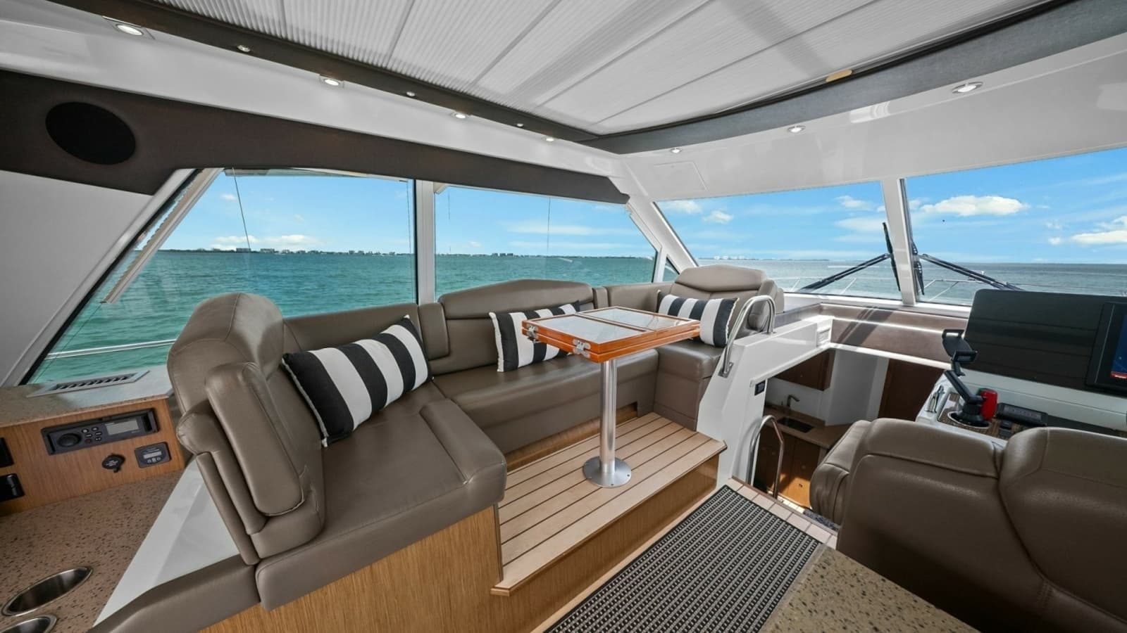 2014 Cruisers Yachts 48 Cantius