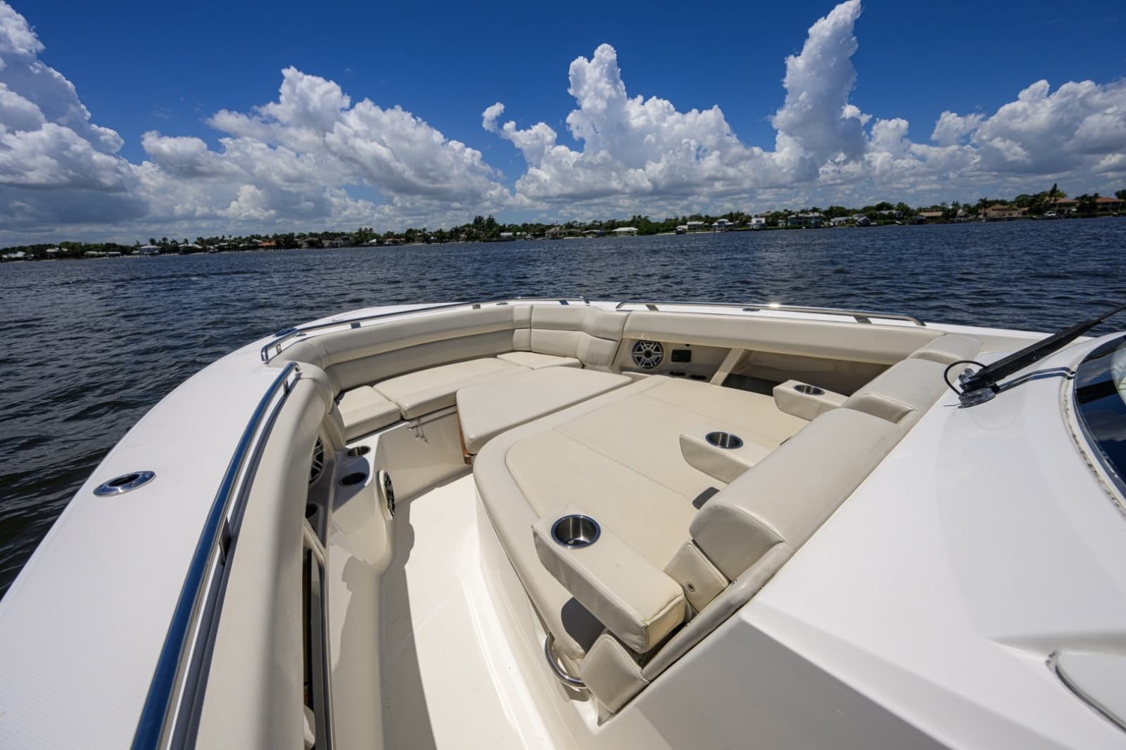 Boston Whaler 35 - DERRYN -  Bow
