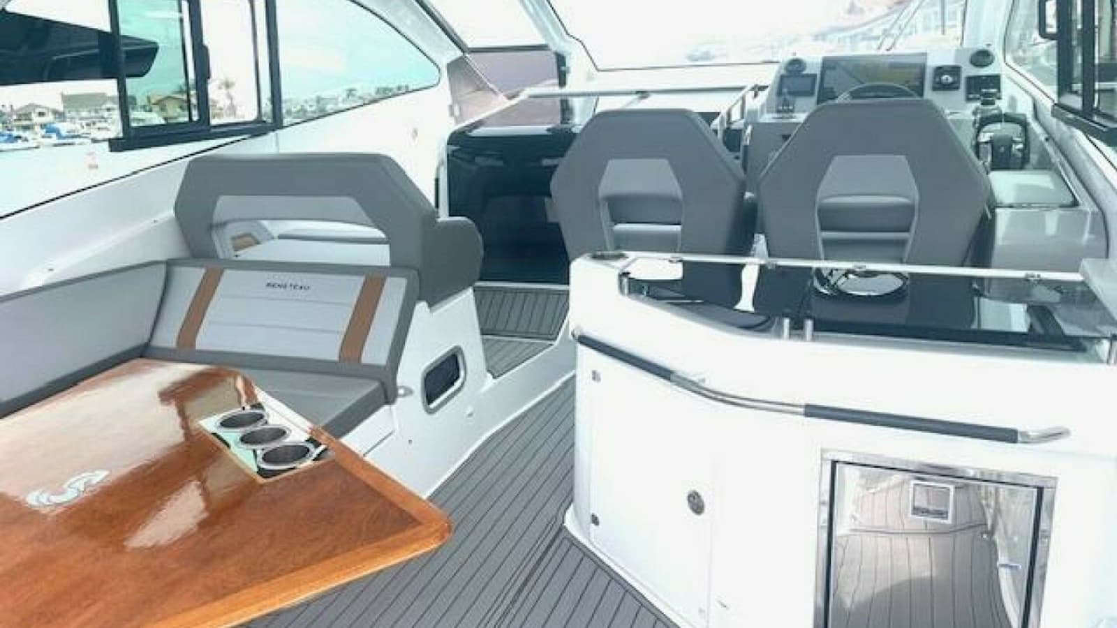 2022 Beneteau 32 Gran Turismo "FORTUNA" - Cockpit and Helm Area Overview