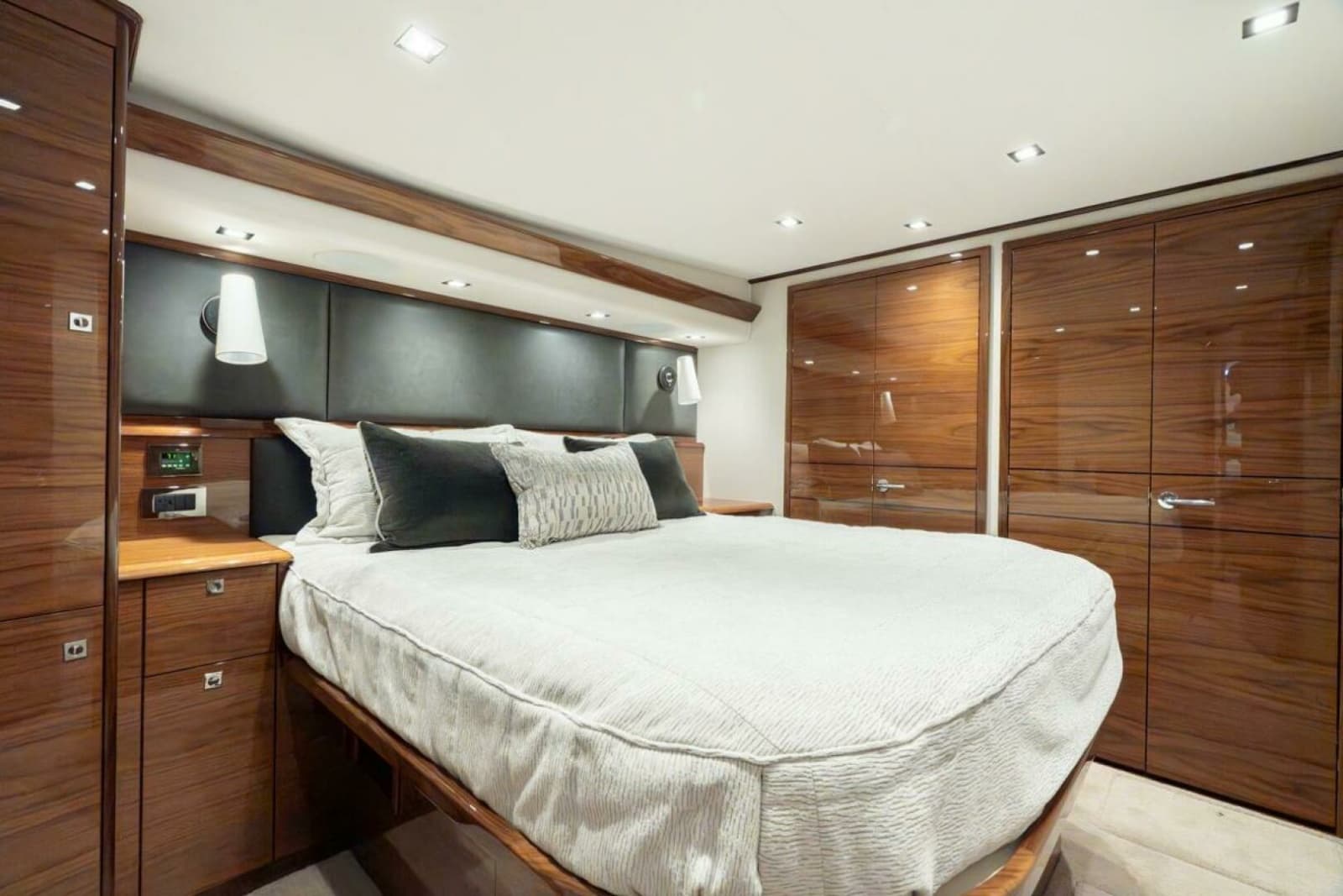Viking 64 - Master Stateroom