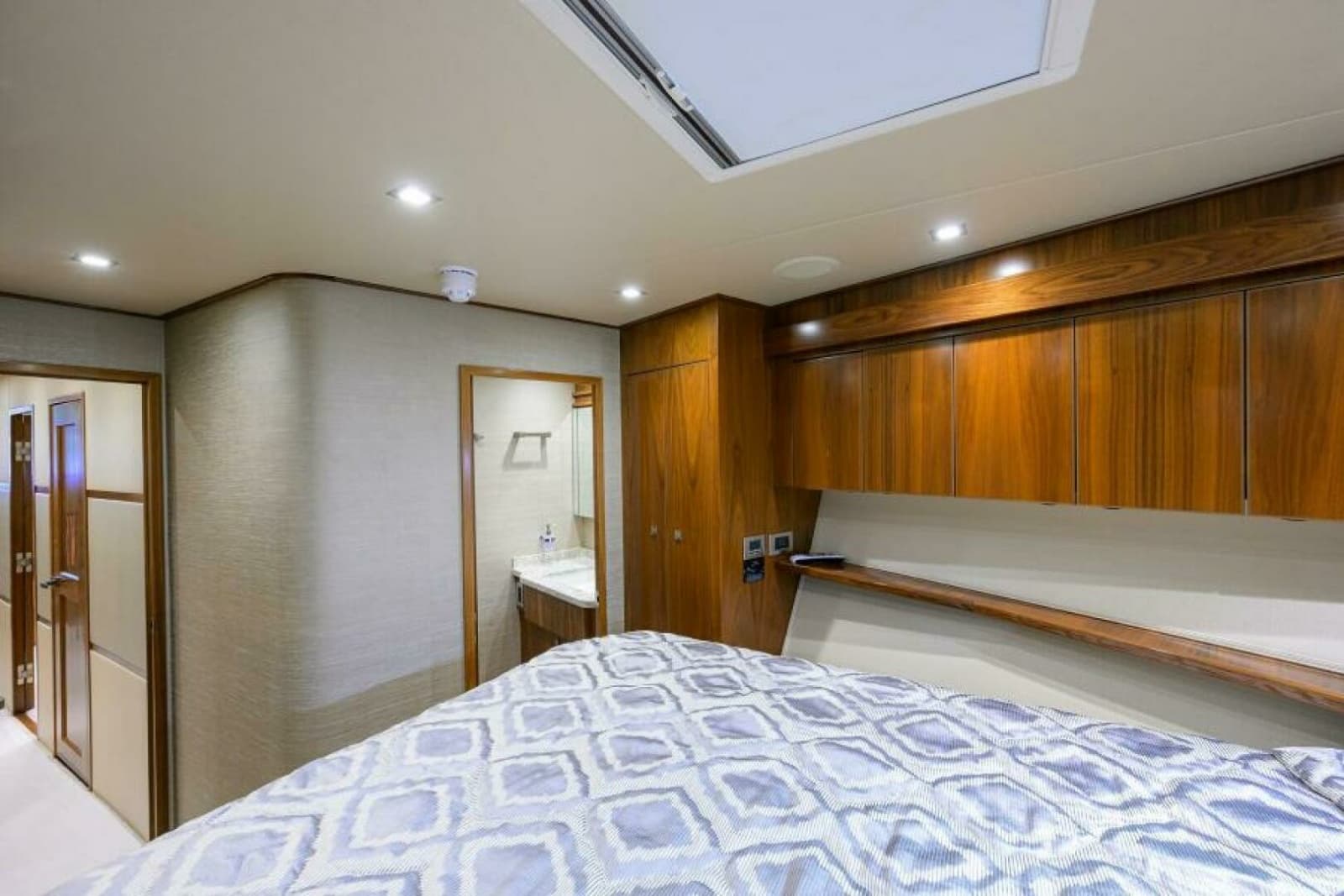 Viking 80 - LAMPLIGHTER - Forward Stateroom