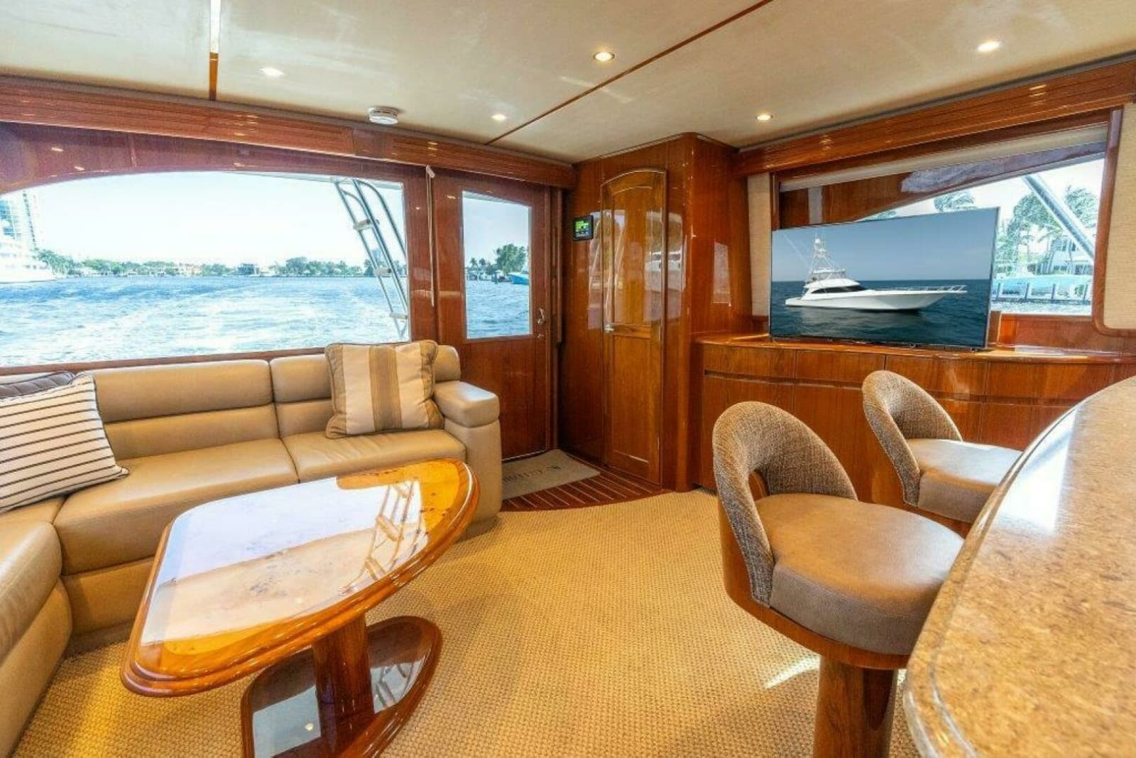 2015 Viking 66 No Collars - Salon