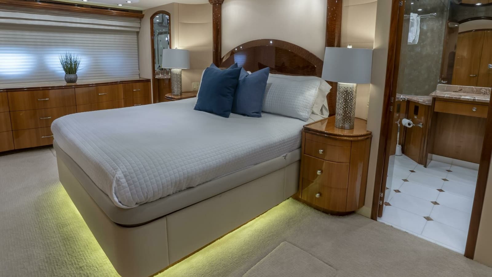 Hatteras 80 Gallopin-Master Stateroom