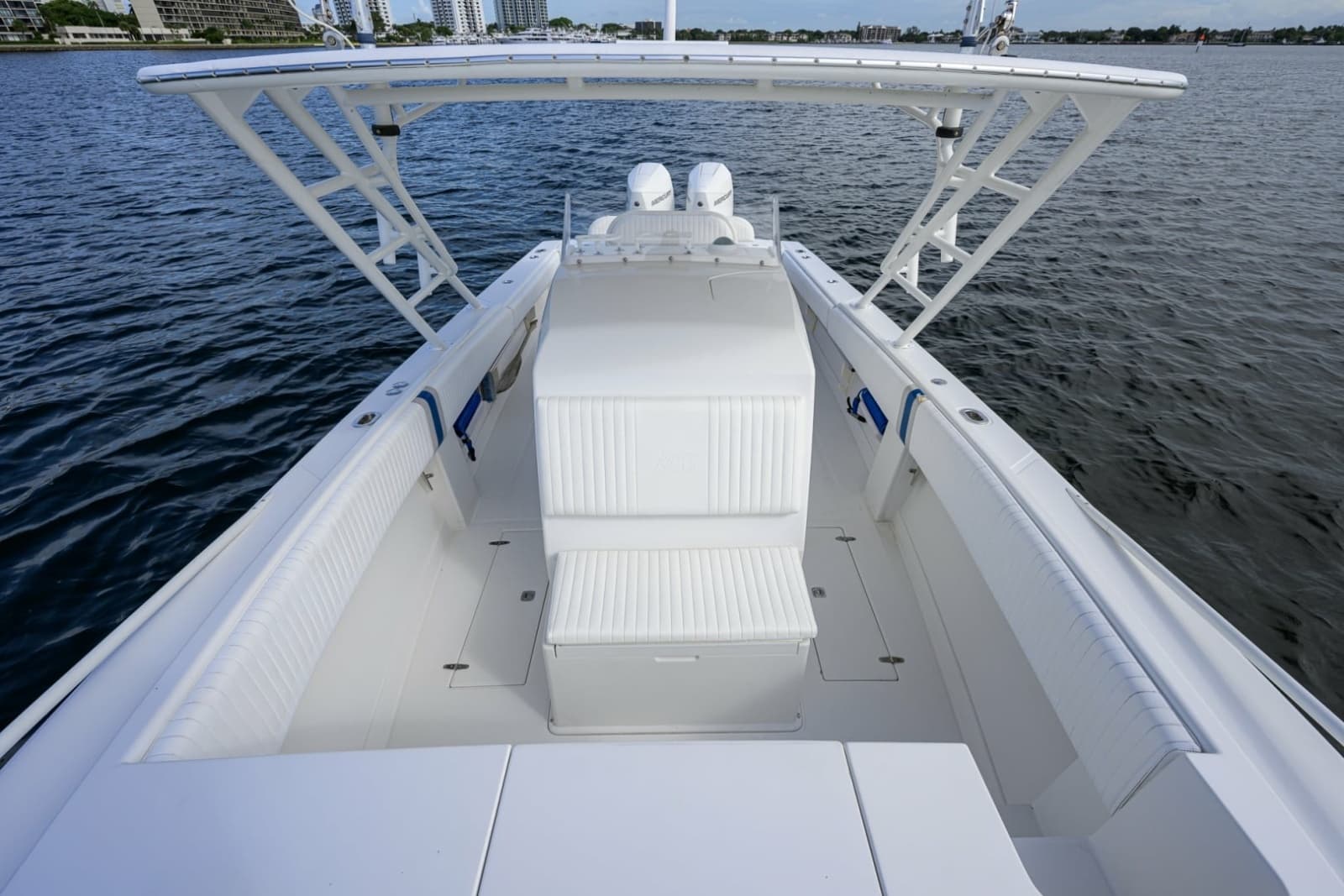 Jupiter 31 Forward Seating