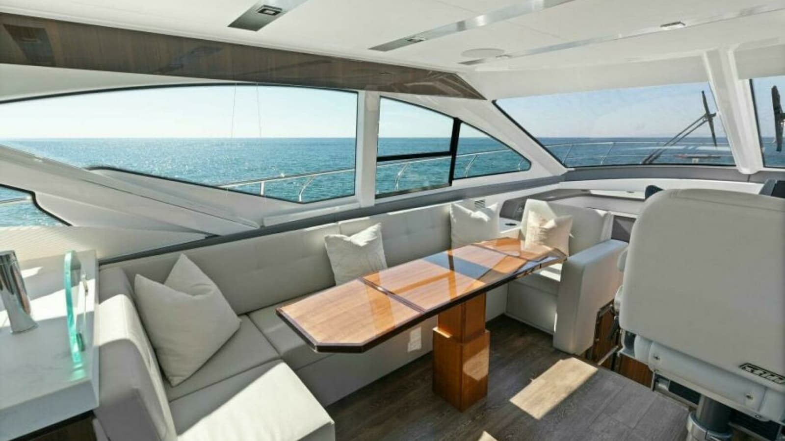 2023 Cruisers Yachts 60 Cantius Fly- Dinette