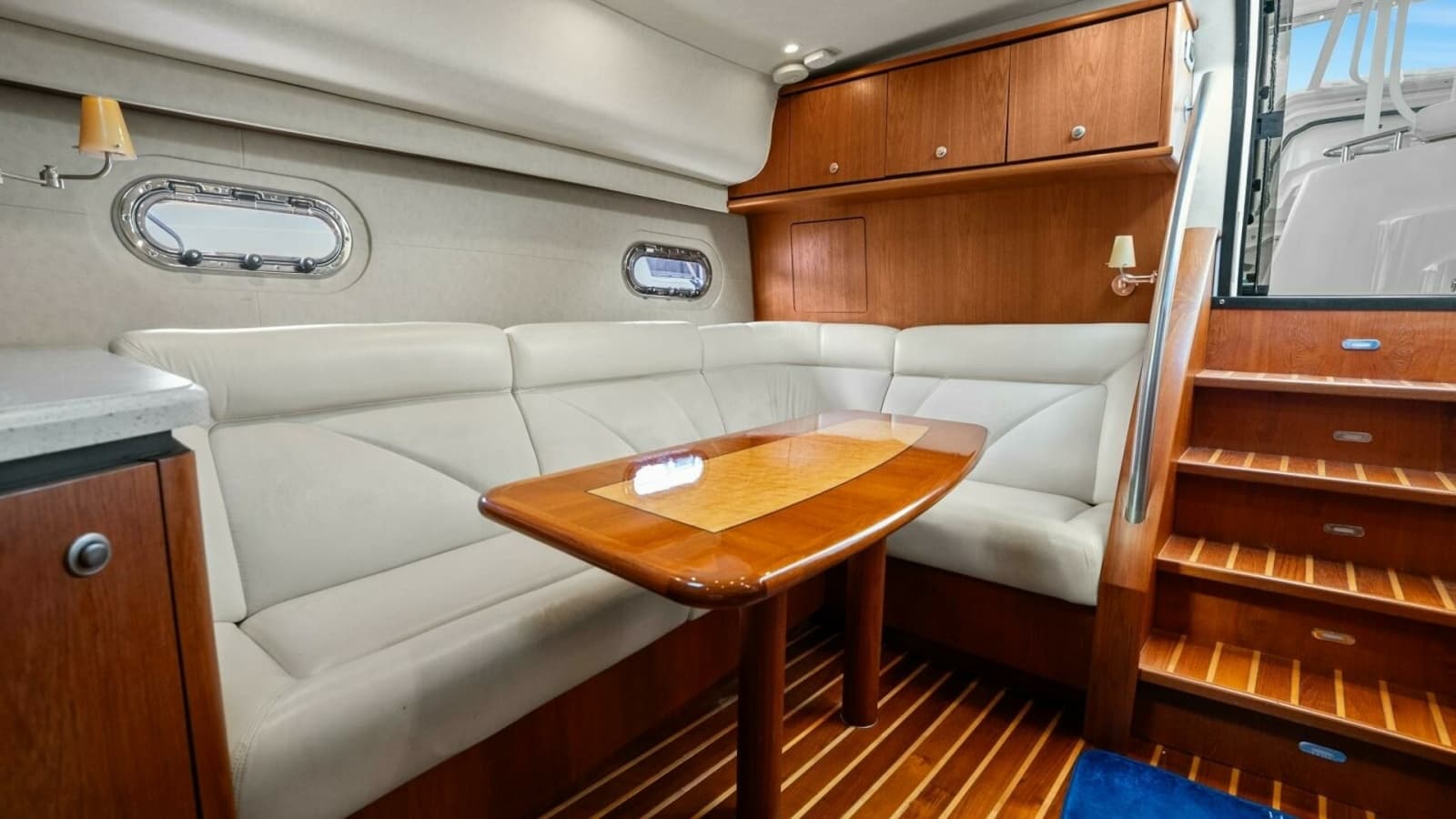 2007 Tiara Yachts 4300 Sovran - Salon