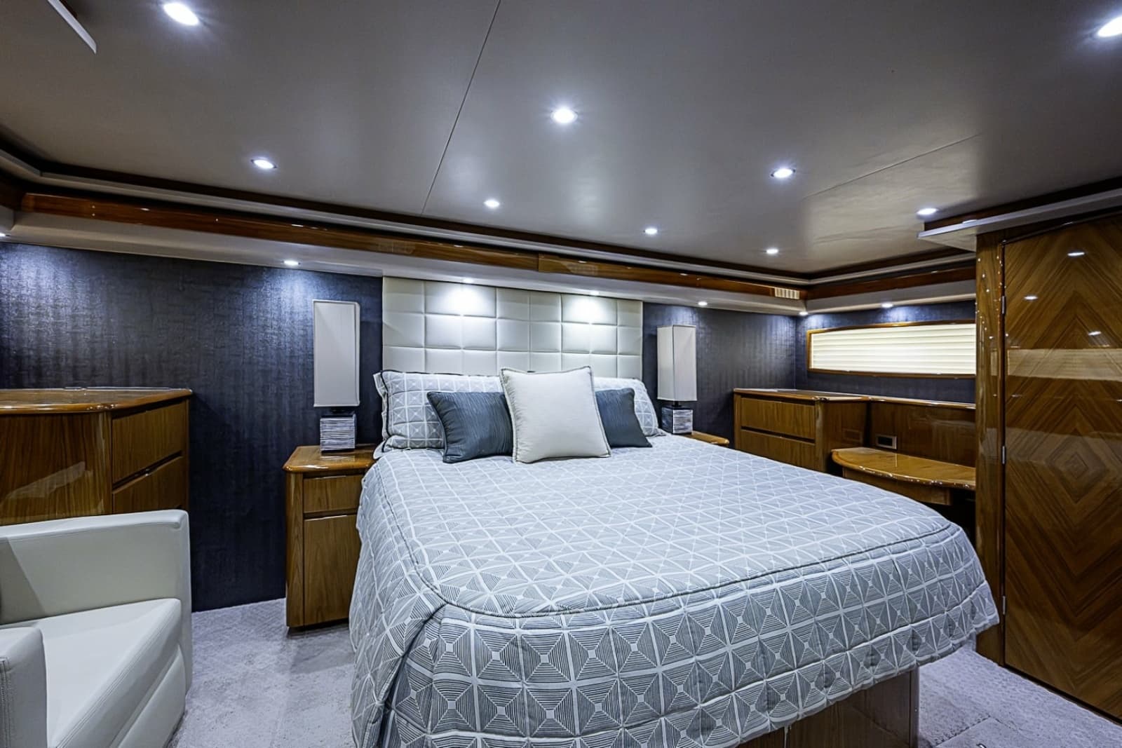 2011 Viking 76 Enclosed Bridge