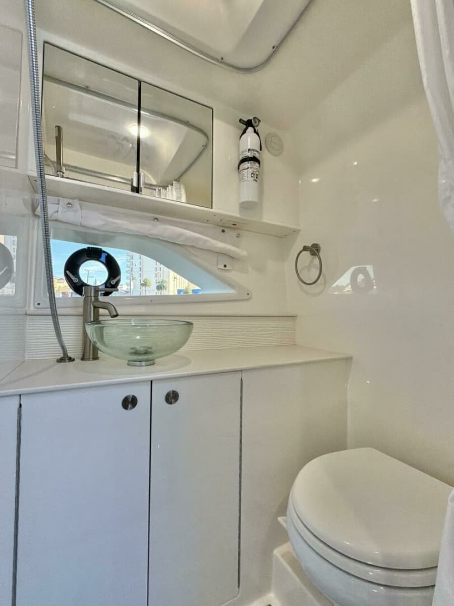 Sea Ray 32 - Head