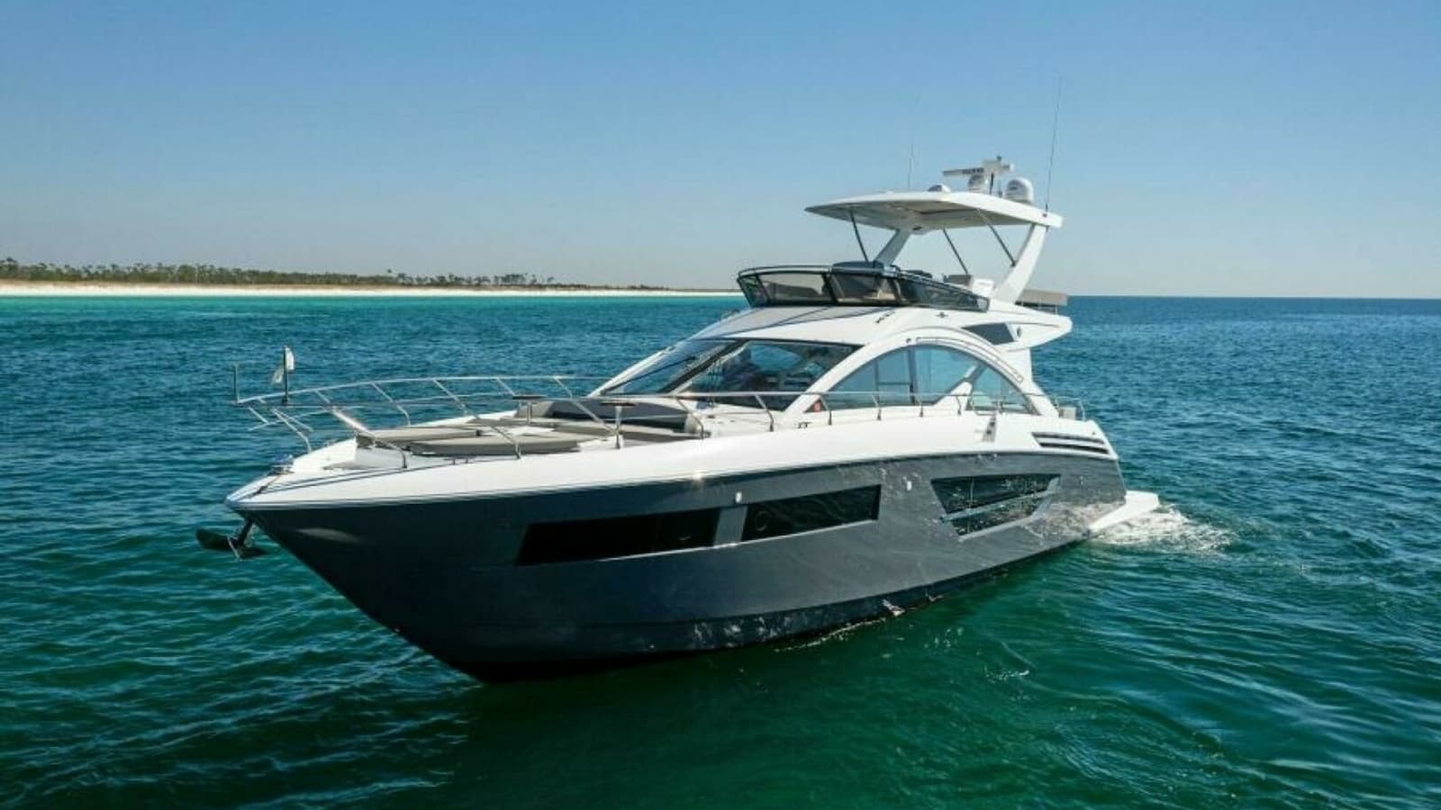 2023 Cruisers Yachts 60 Cantius Fly- Port Bow