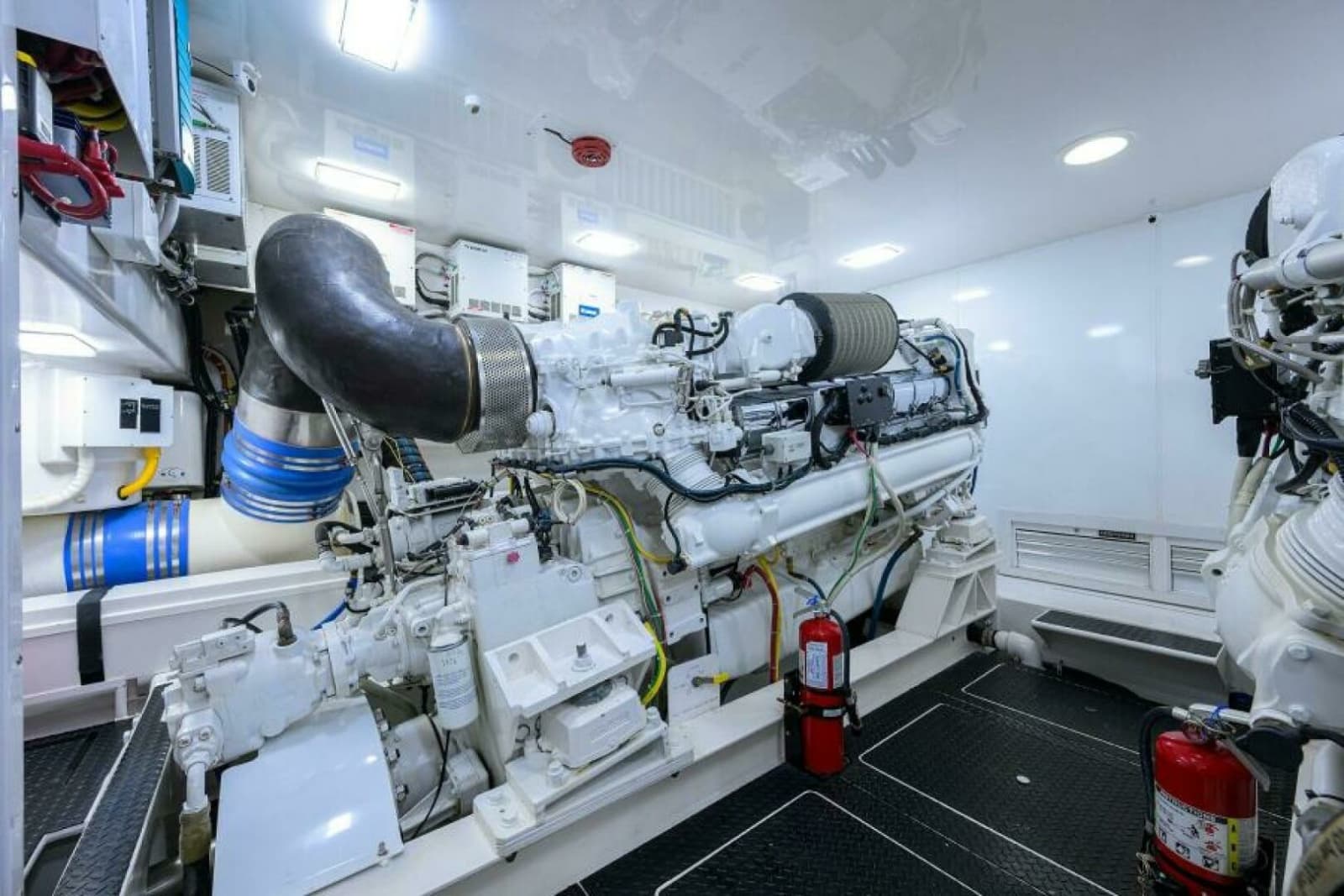 Viking 82 BLU FROG - Engine Room