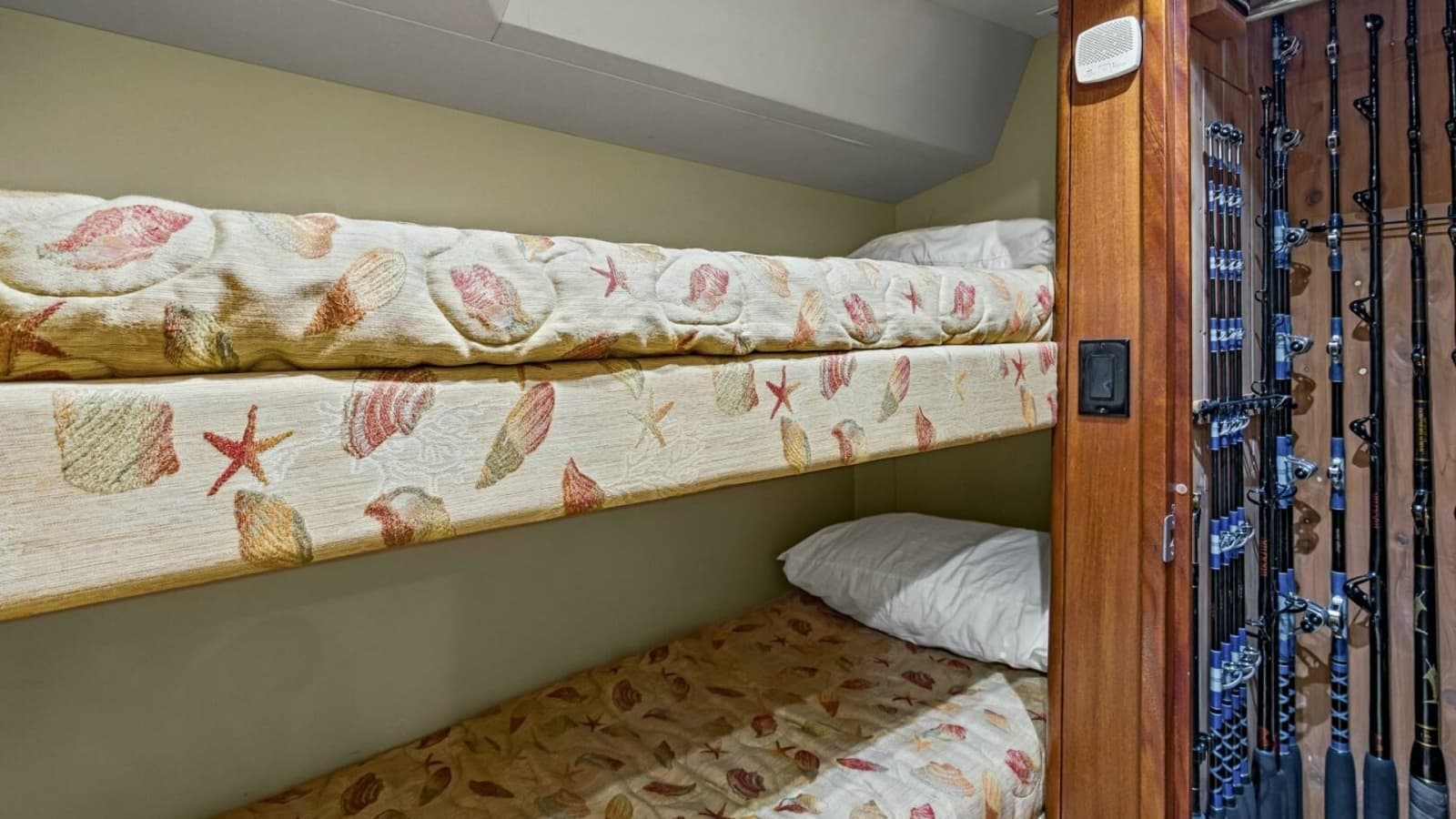 2008 60 Hatteras Blacksmith Rear Starboard Stateroom
