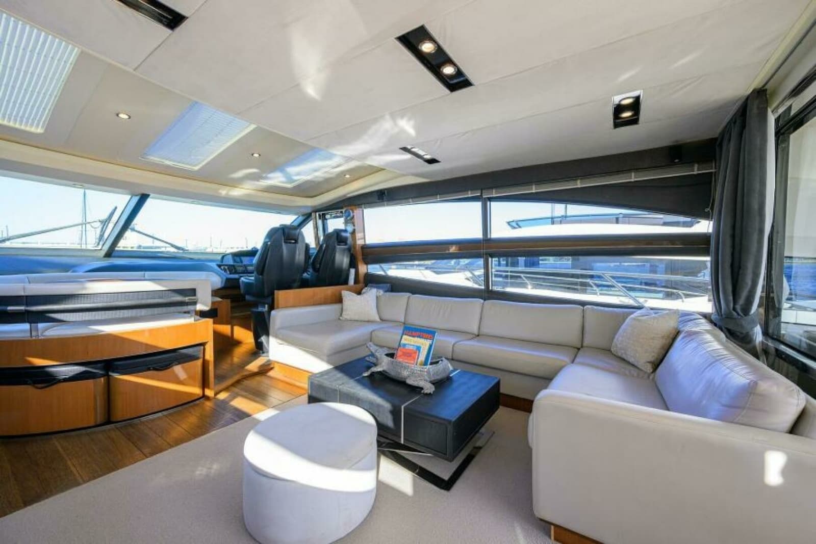 Princess 72 Joint Credit II - Interior Salon