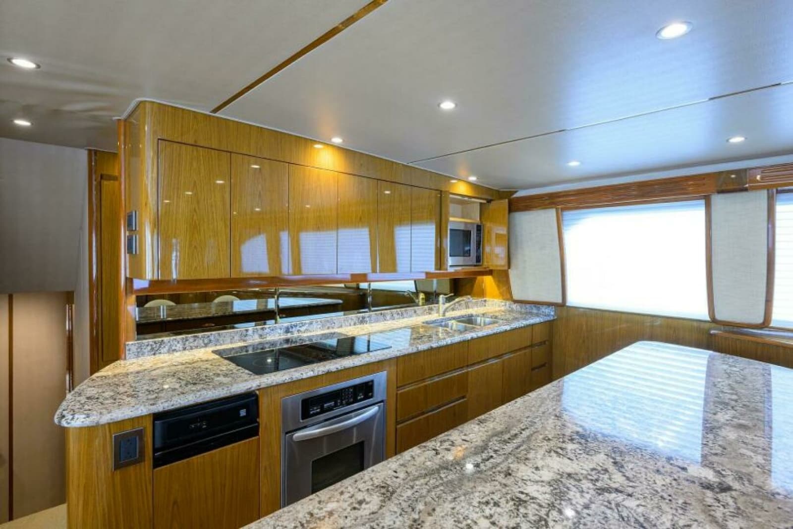 Viking 82 BLU FROG - Galley