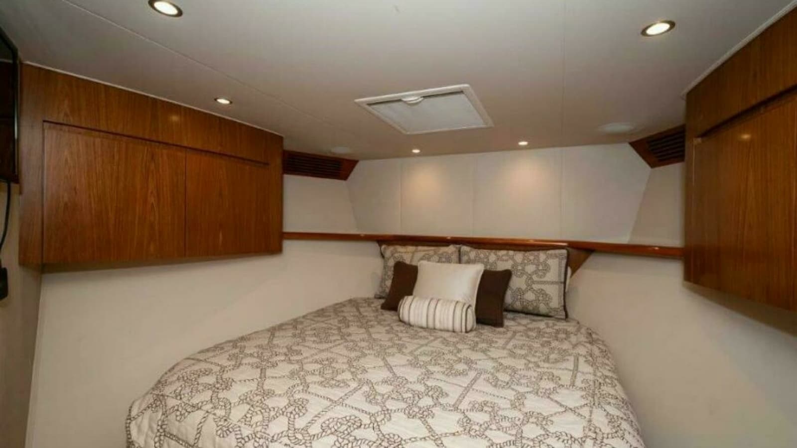 2012 76 Viking Sky Bridge Barefoot Drive FWD VIP (2)