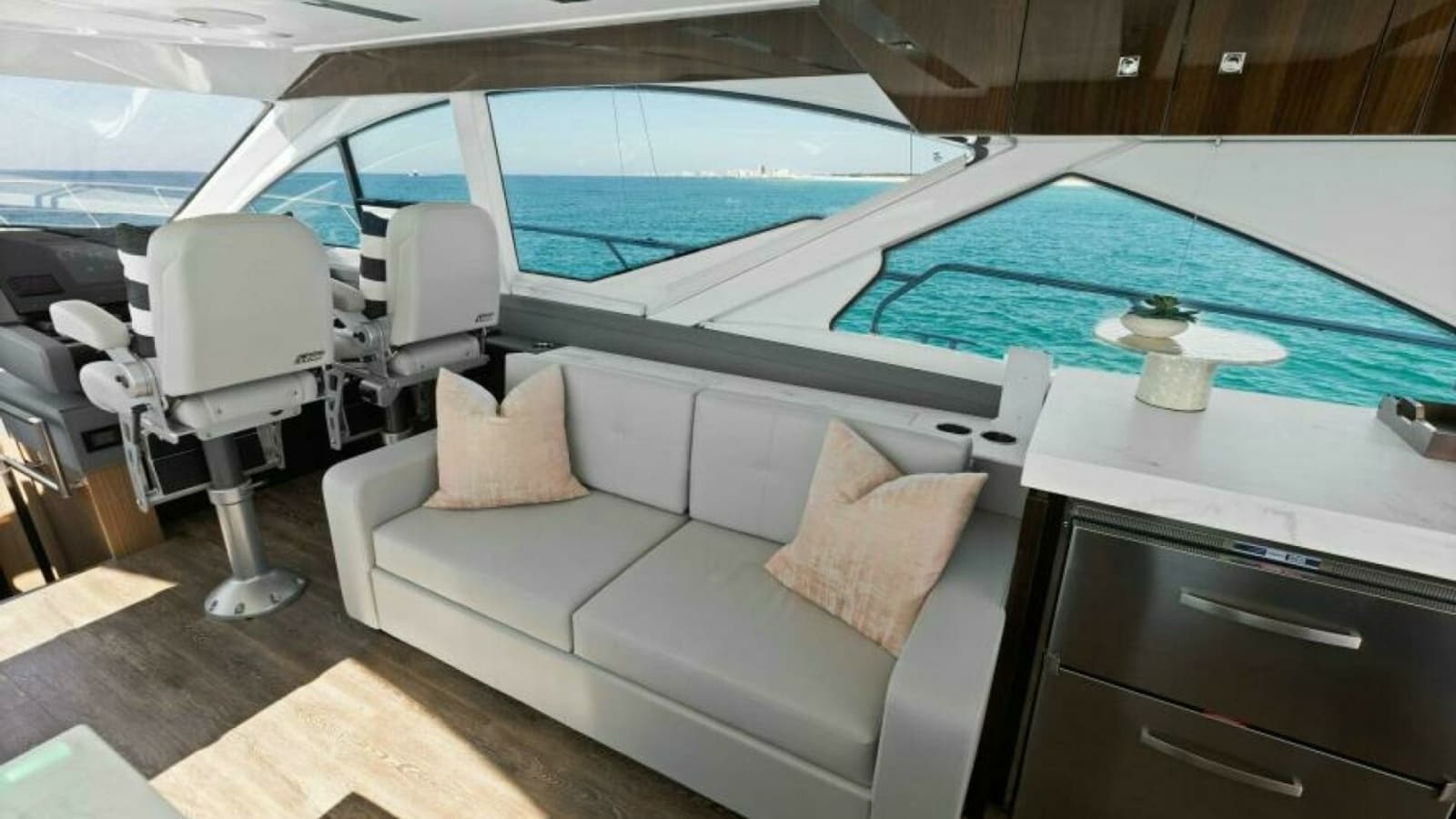 2023 Cruisers Yachts 60 Cantius Fly- Salon