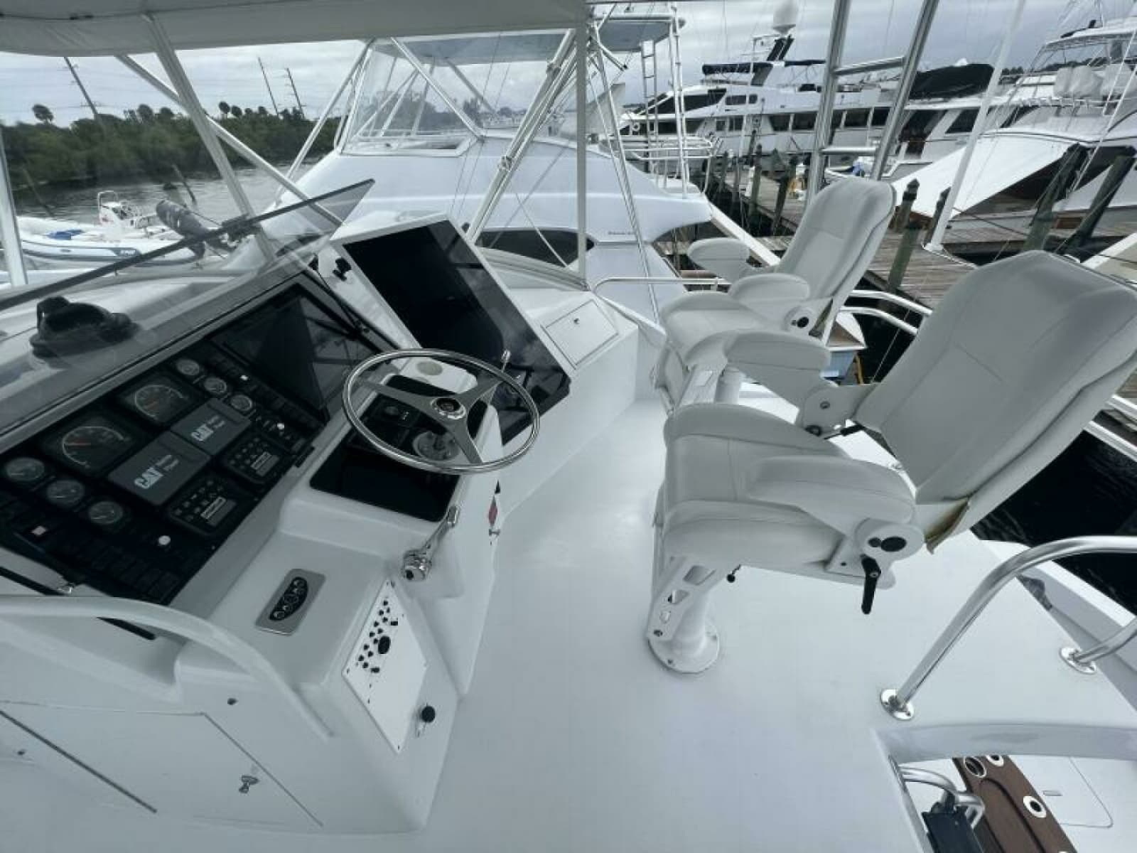 Hatteras SF Down Time - Helm