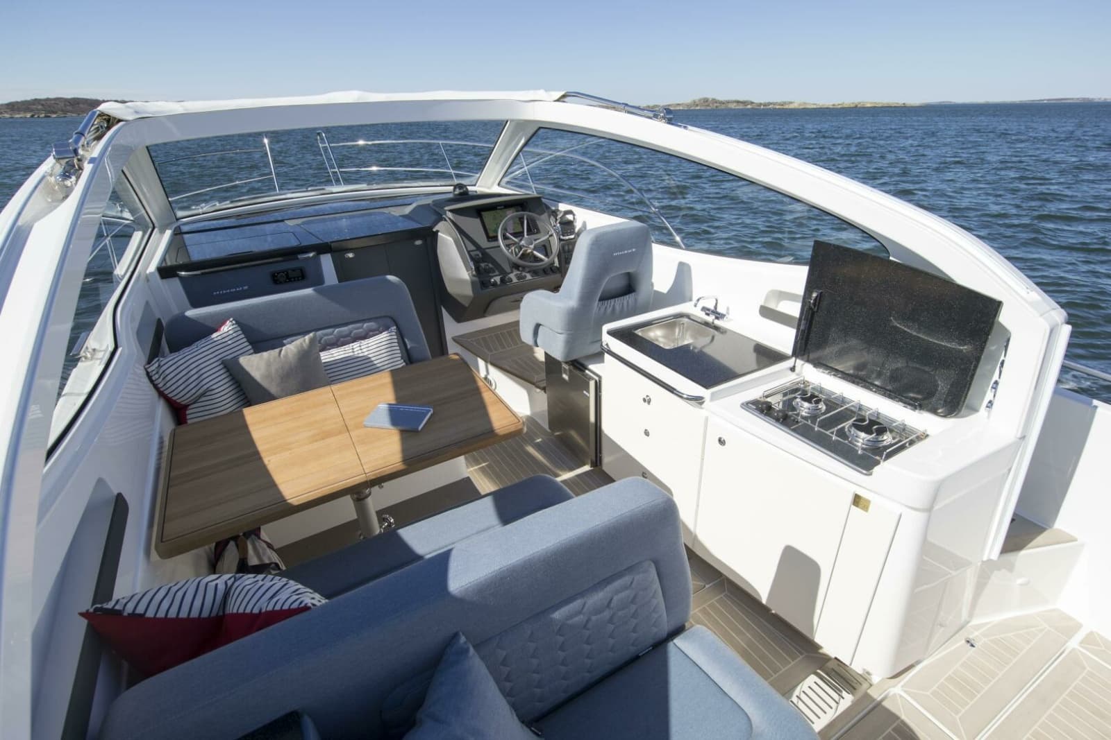 Nimbus 305 Drophead Command Deck