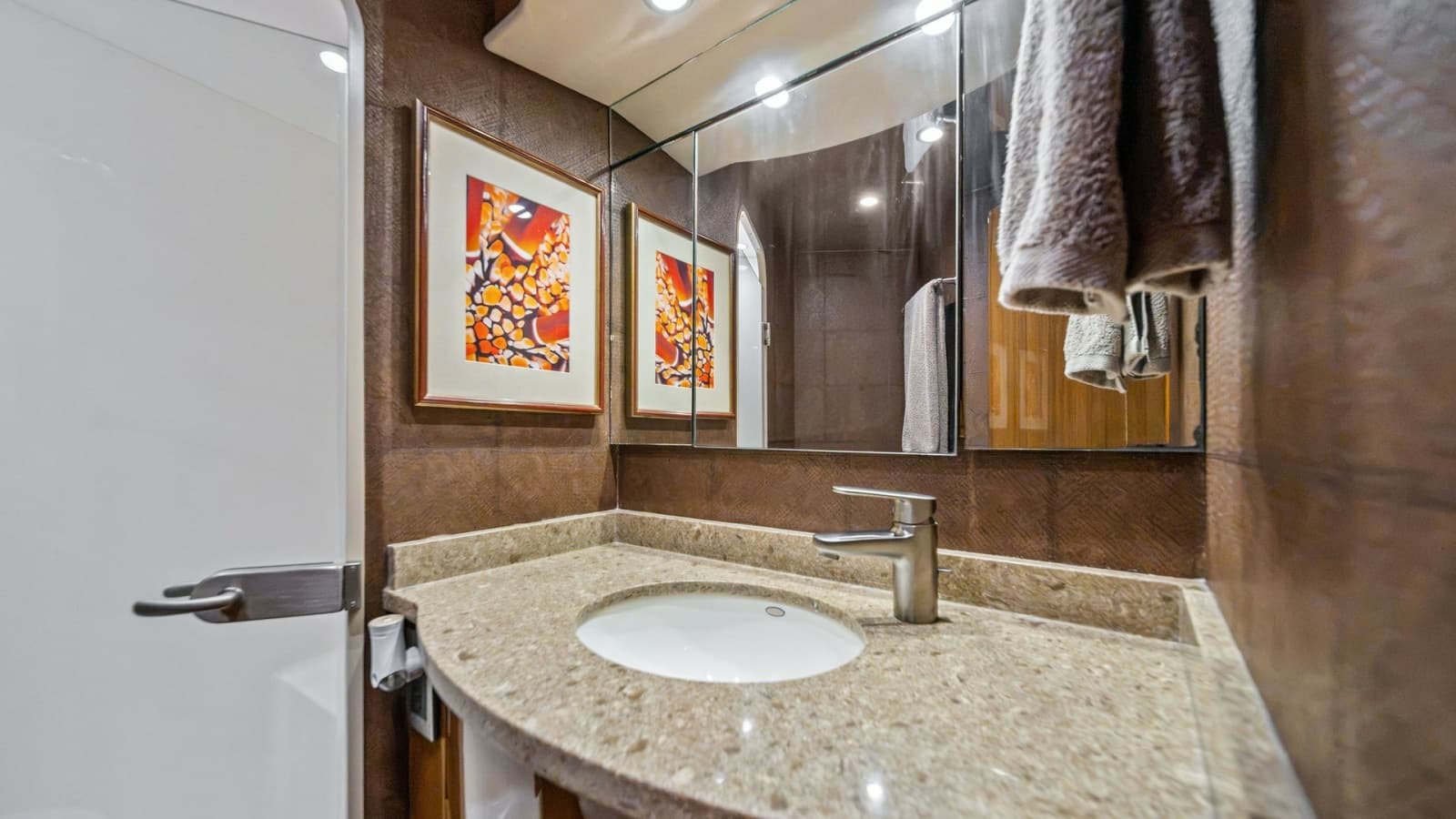 Elegant Guest Head with Vanity