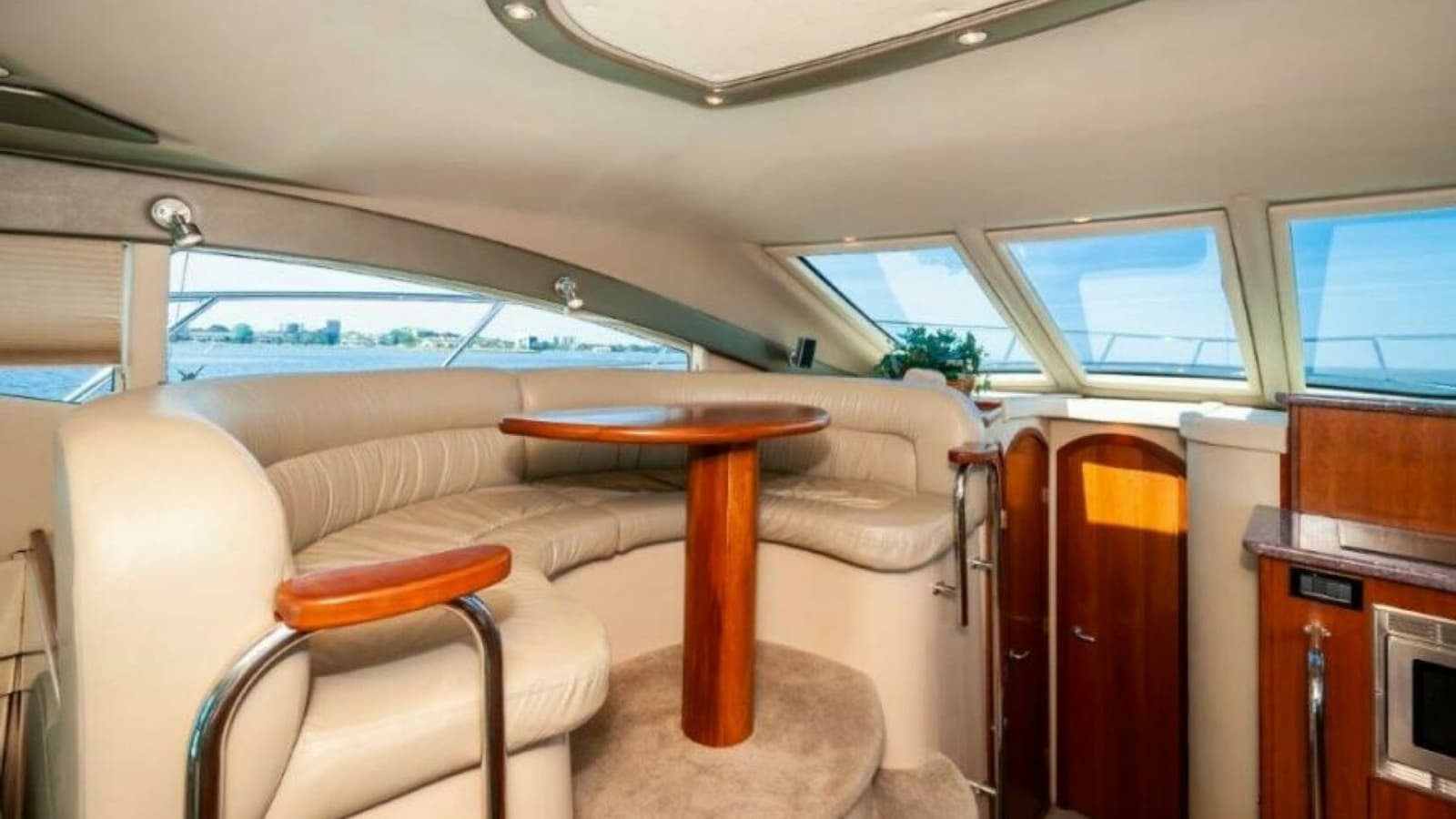 2006 47 Cruisers Dinette
