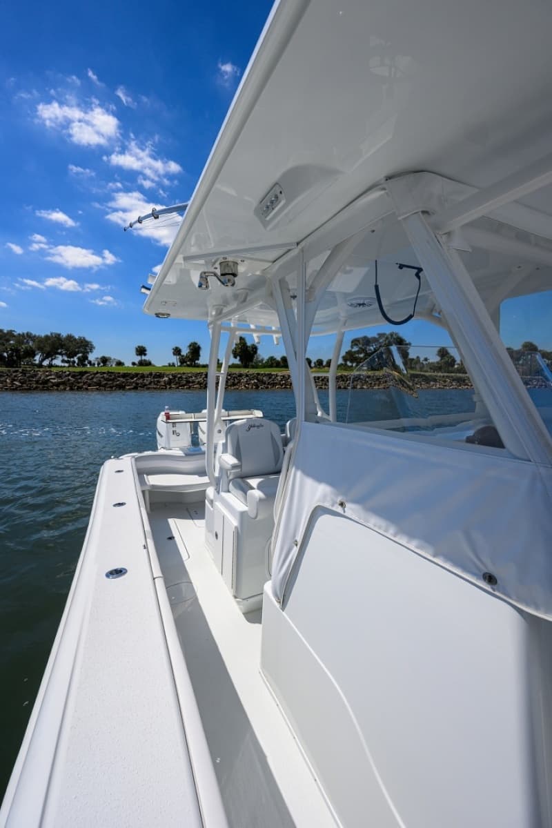 Yellowfin 34 - Helm Seating
