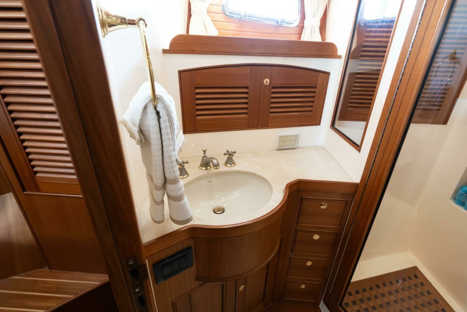 Marlow 72 GRIFFIN - VIP Guest Stateroom Ensuite Head