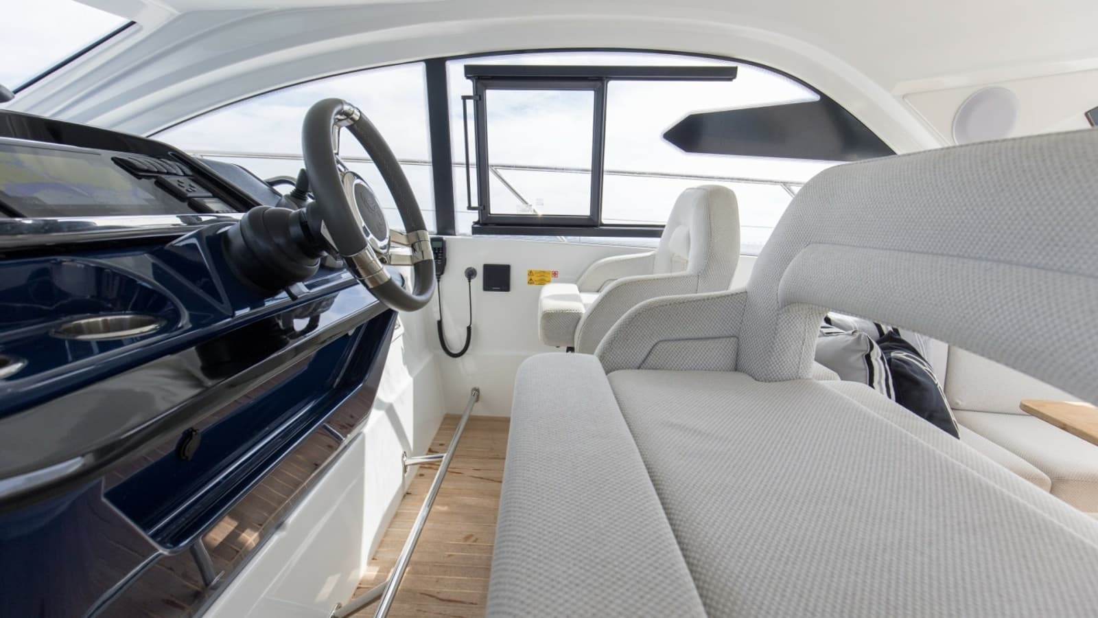 2022 Beneteau 41 Grand Turismo War Downs Eagle Helm (4)