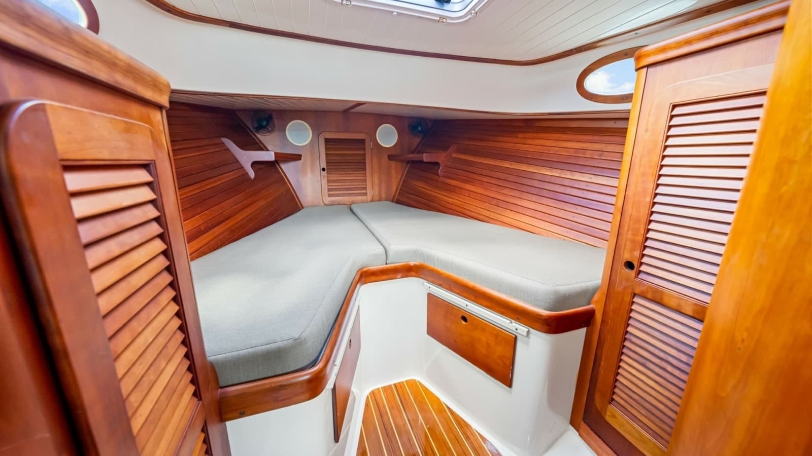 1998 36 Hinckley Picnic Boat Stateroom