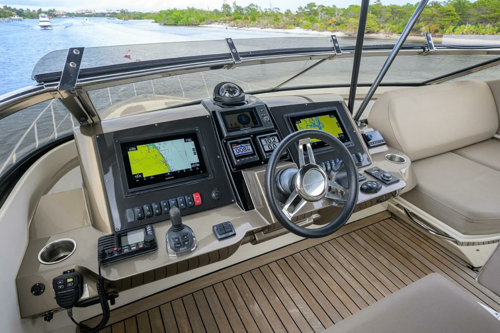 Marquis 66 ANDIAMO - Flybridge Helm