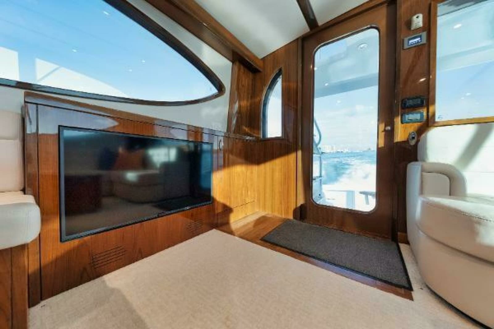 54' Hatteras GT54 - Salon