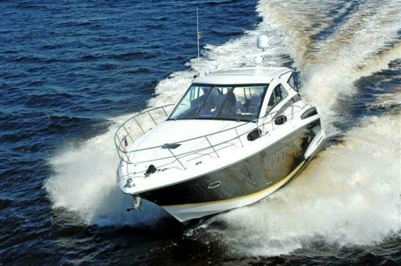 Regal 52 Sport Coupe - Profile