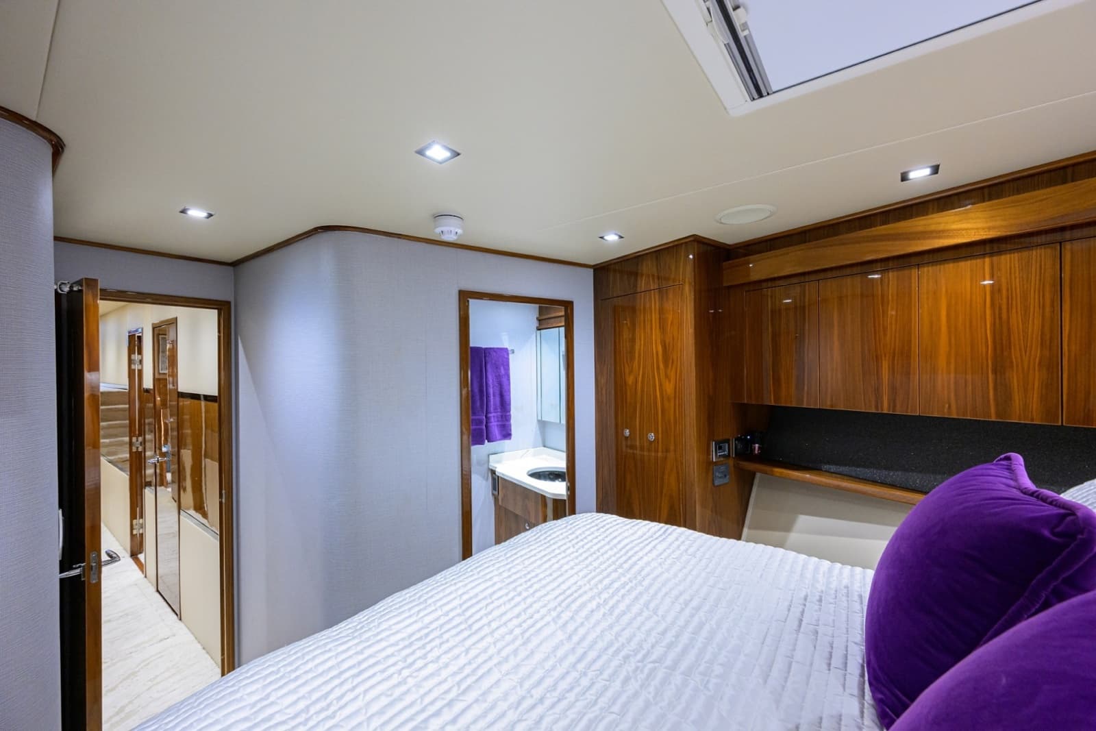 Viking 80 MERCEDES - Forward Guest Stateroom