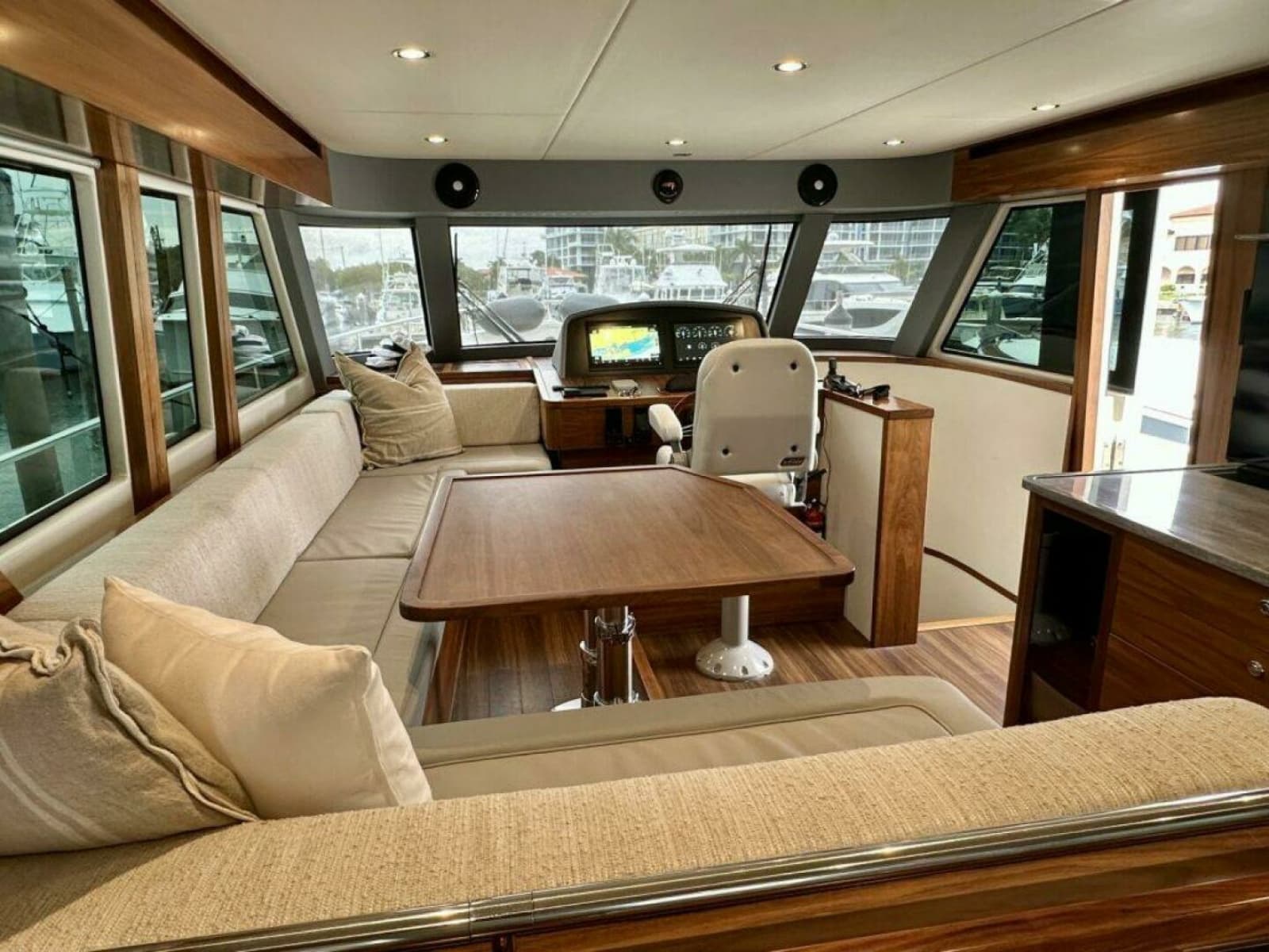Outer Reef 62 SOUTH  PAWS - Helm