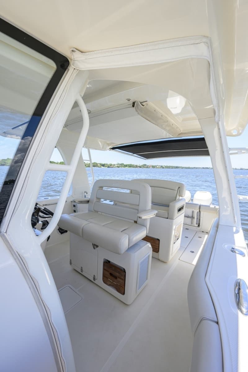 Boston Whaler 35 - DERRYN -  Helm