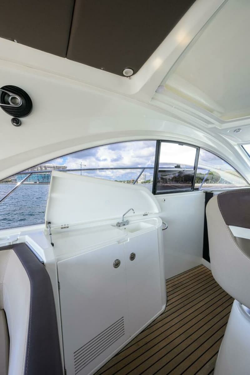 Beneteau 38 GT - Helm Deck