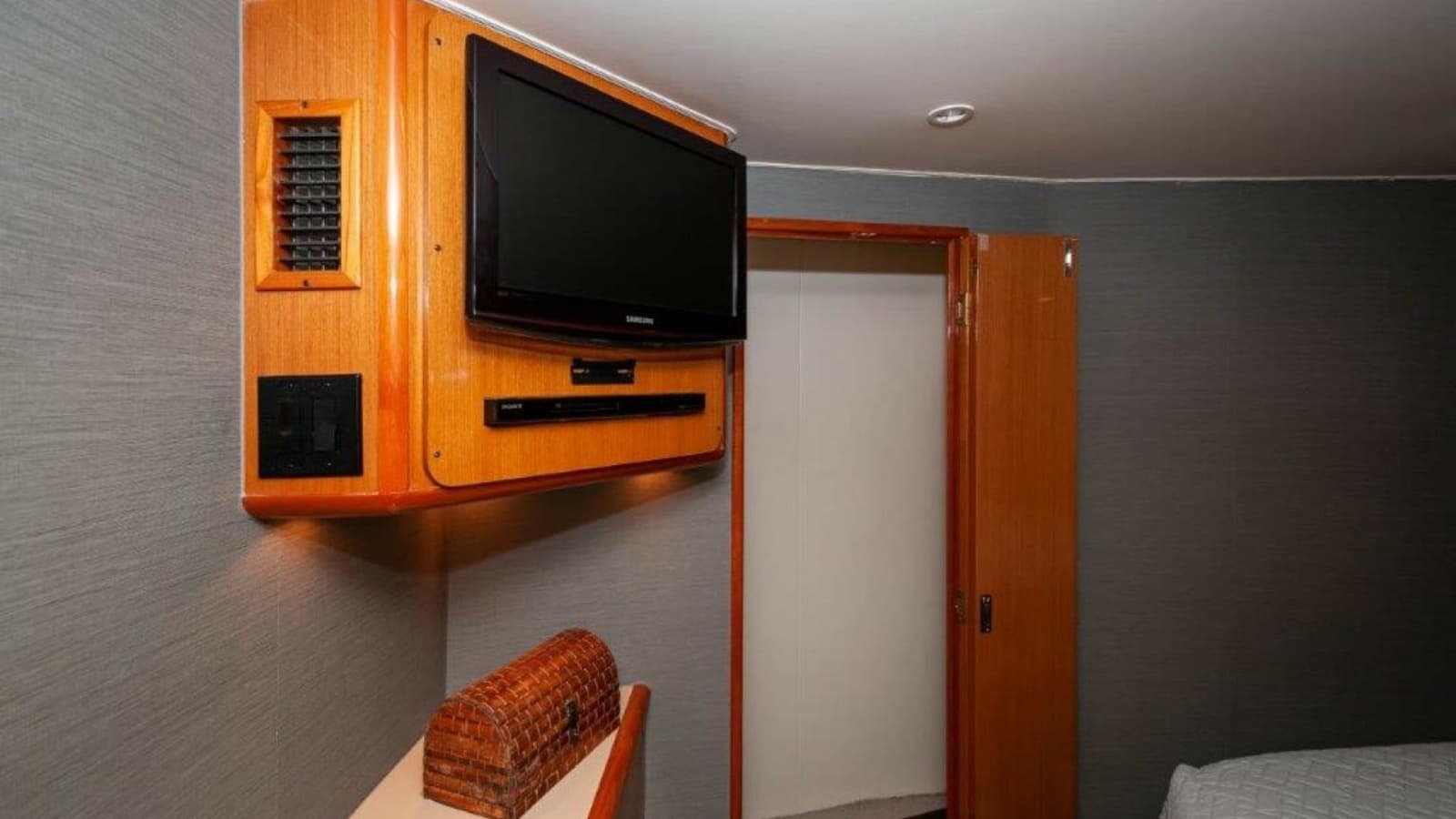 2001 61 Viking Convertible Ellie B Master Stateroom