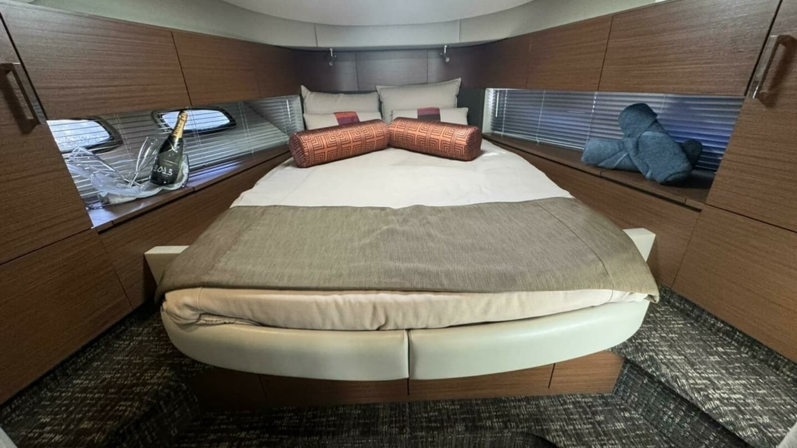 2016 Sea Ray 470 Sundancer 'Lopez Cove II' - VIP Stateroom